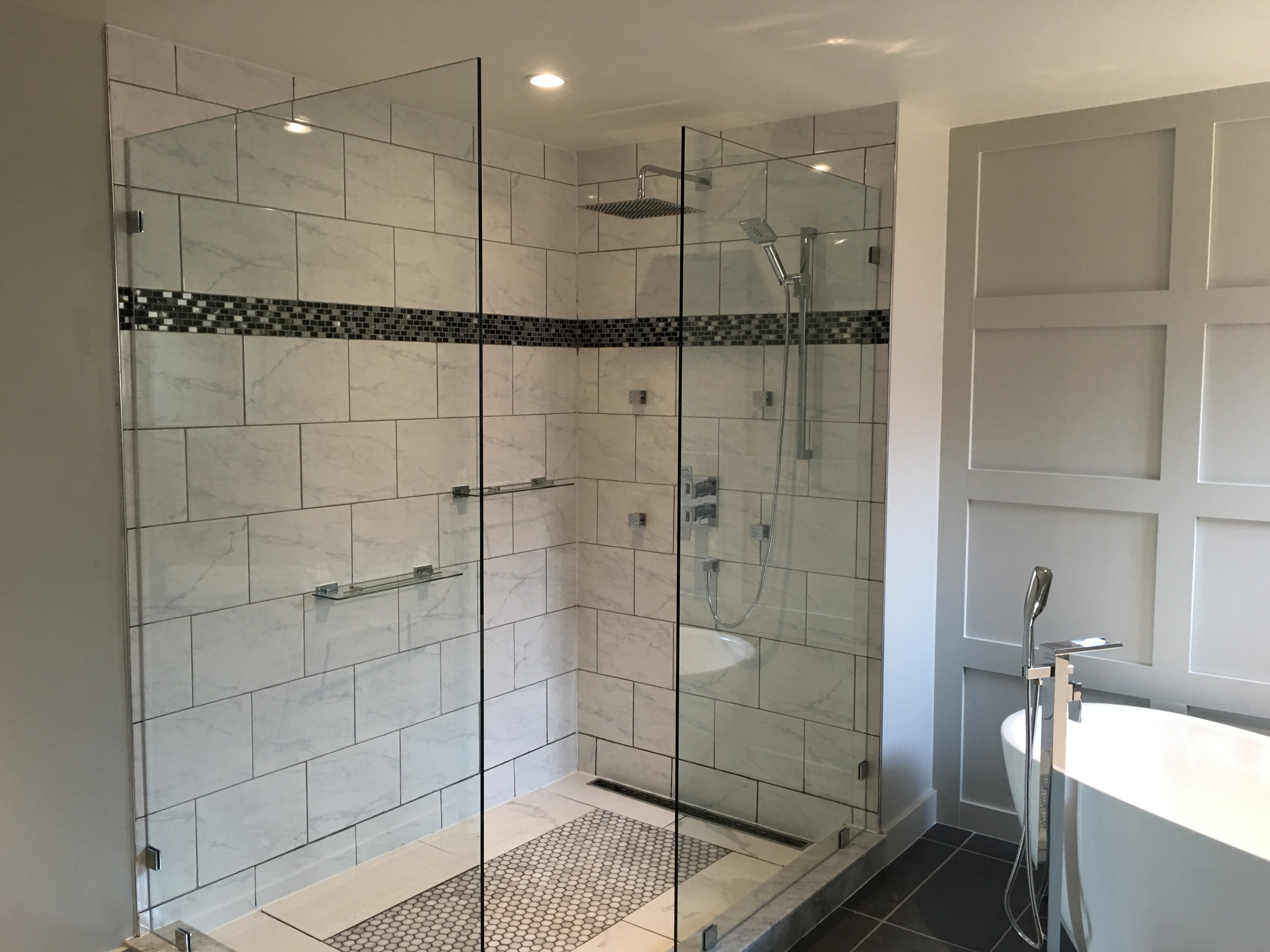  Modern bathroom soaker tub, jet shower- HAMILTON & GRIMSBY HOME RENOVATIONS 